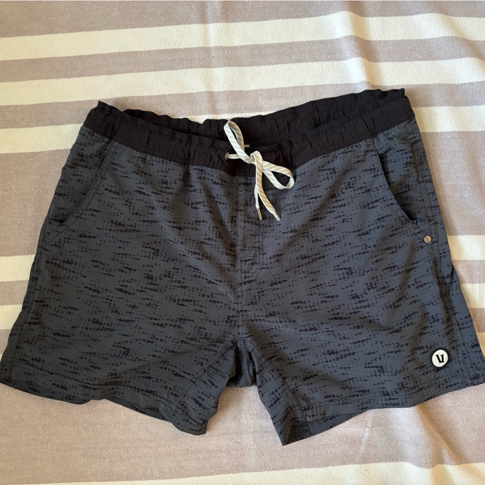 Vuori Kore Shorts 5inch Large - grey/black